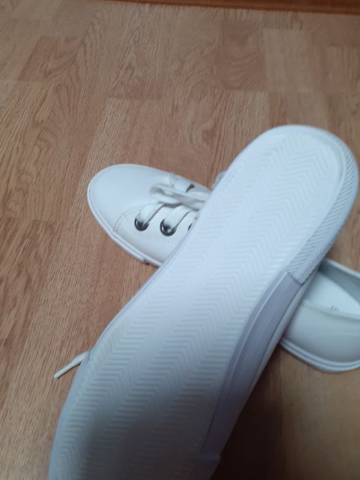 Adidași bershka noi