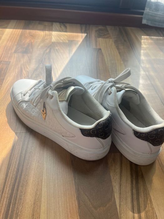 Adidasi Guess din piele marimea 40 Italia