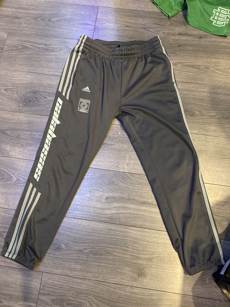 Pantaloni Adidas yeezy calabasas Bucuresti Sectorul 4 OLX.ro