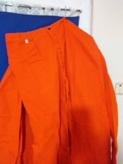 Vând costum nou din tercot mercelizat