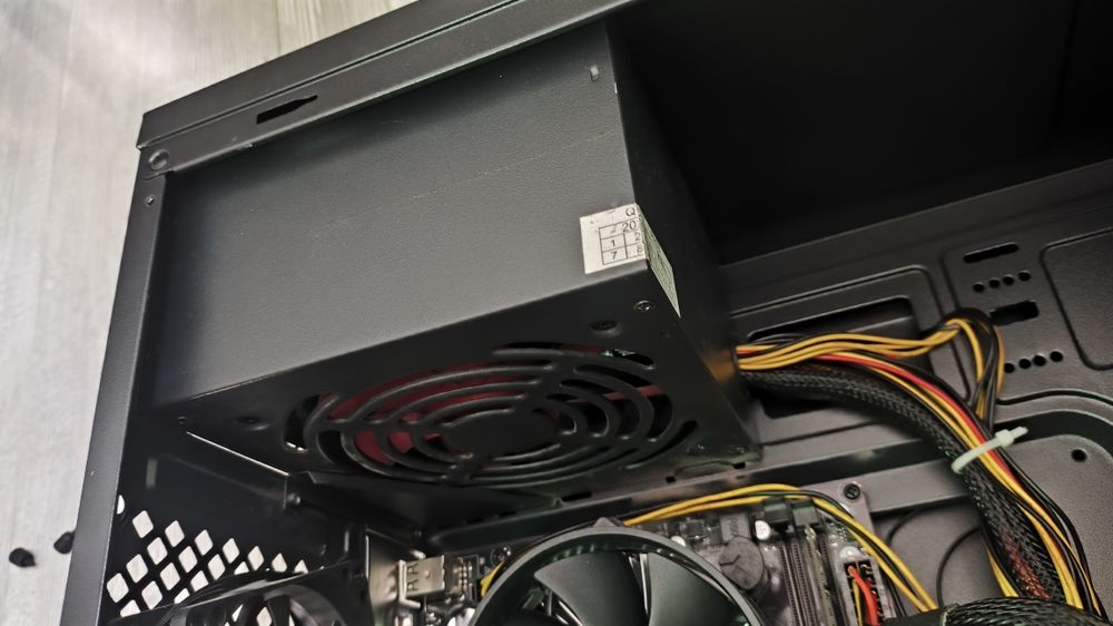 Блок питания для ПК, есть 6-pin PCI-E