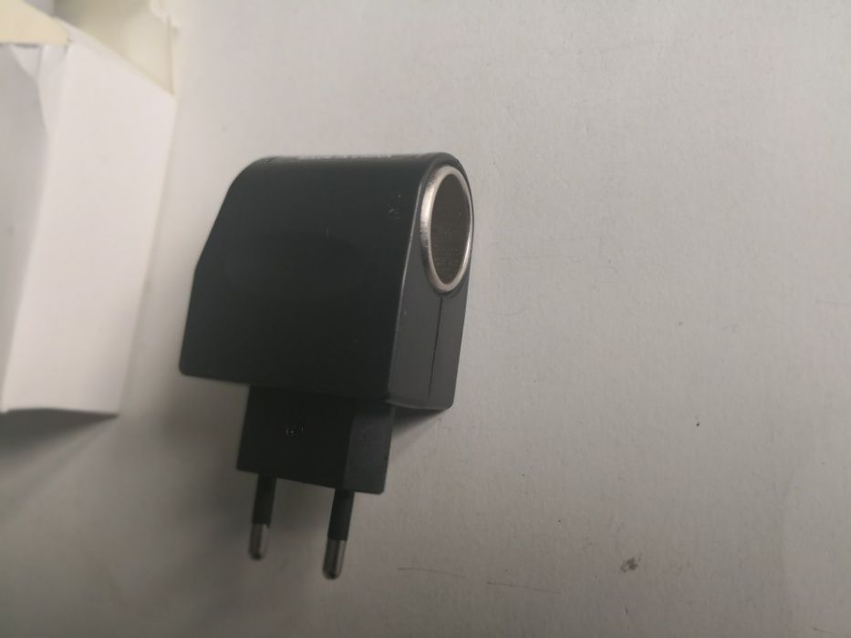 Adaptor priza 220 V - bricheta auto 12 V