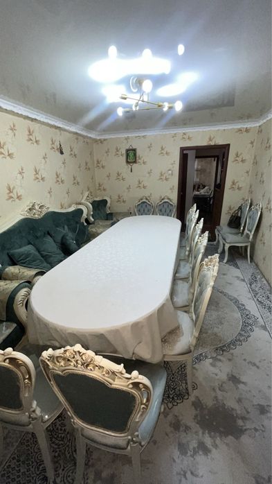 Продается стол вместе с диваном и стульями