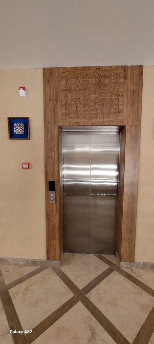 Obshivka devorga liftga o‘rnatamiz. Mdf va yog‘och ishlarini bajaramiz