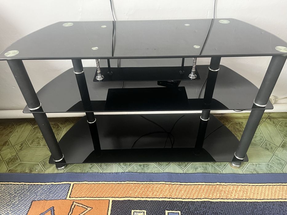 Телевизор жасап тұрған