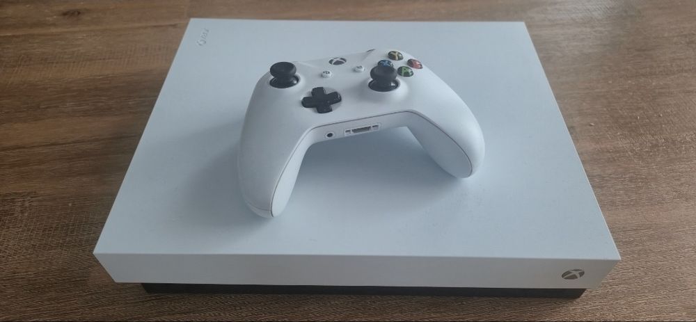 Xbox One X 1TB cu disc stare impecabila
