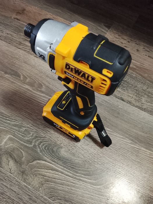 Autofiletanta impact DeWalt cu  baterie de 6A