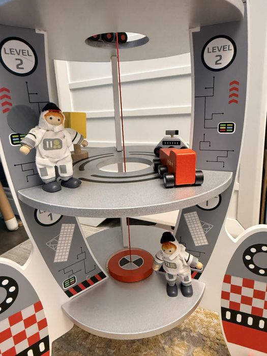 Racheta lemn cu astronauti