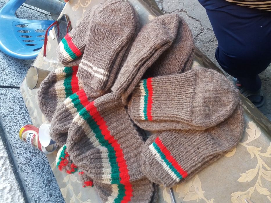 Вълнени шапки и чорапи шапките са на цена от 18лв а чорапите са 14лв