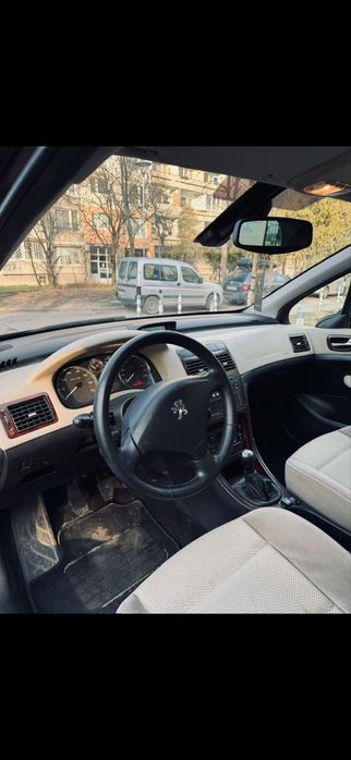 Отдава кола под наем