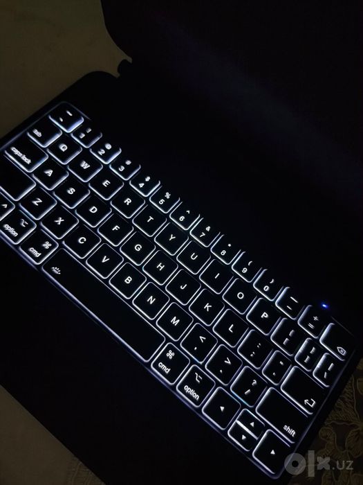 LUXury клавиатура с магнитным креплением iPad.