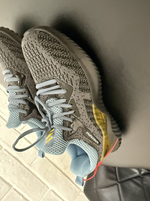 Продам кроссовки adidas