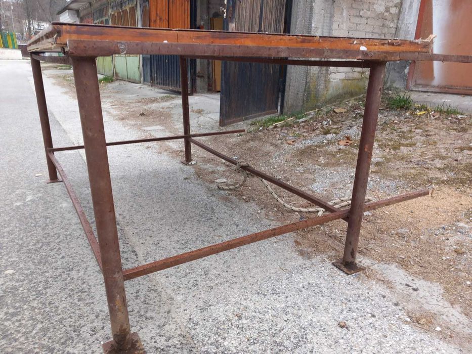 Работна маса - метална конструкция