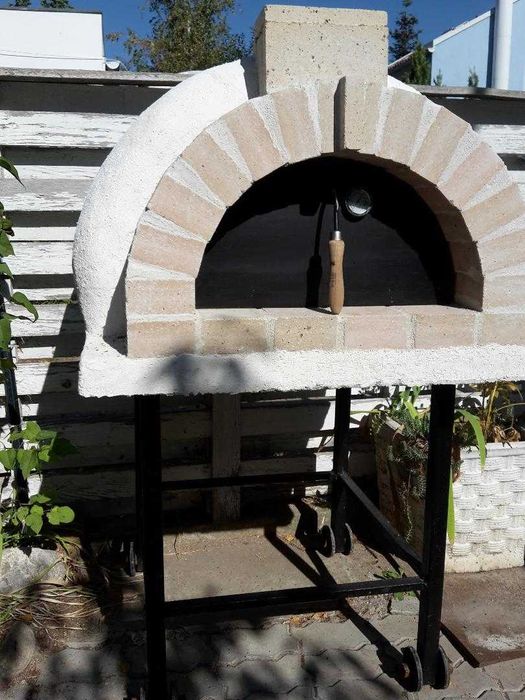 Cuptor mobil traditional cu vatra pe lemne pentru pizza, paine
