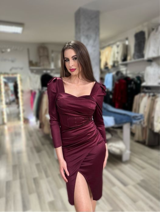 Къса бордо рокля