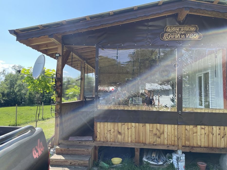 Ветроупорни завеси, тенти, сенници.