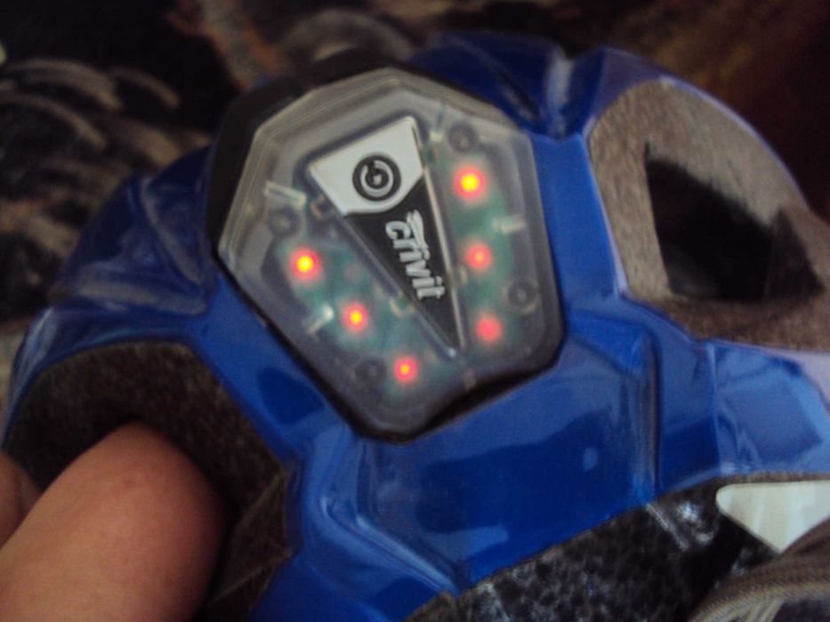 Велосипедна каска със сигнални лампички