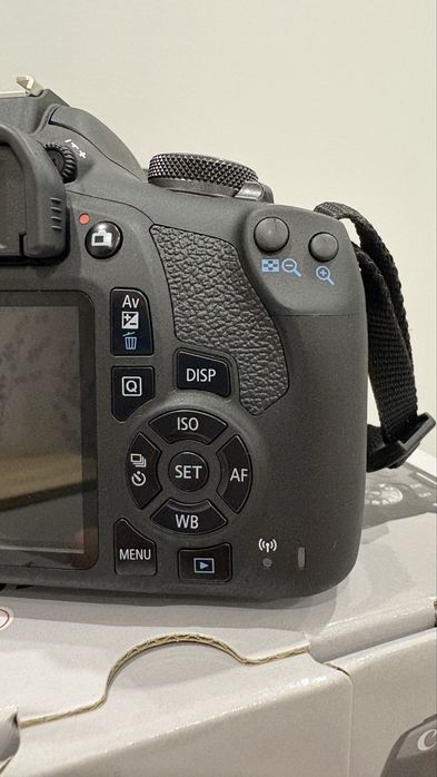 Фотоапарат Canon 2000D с гаранция