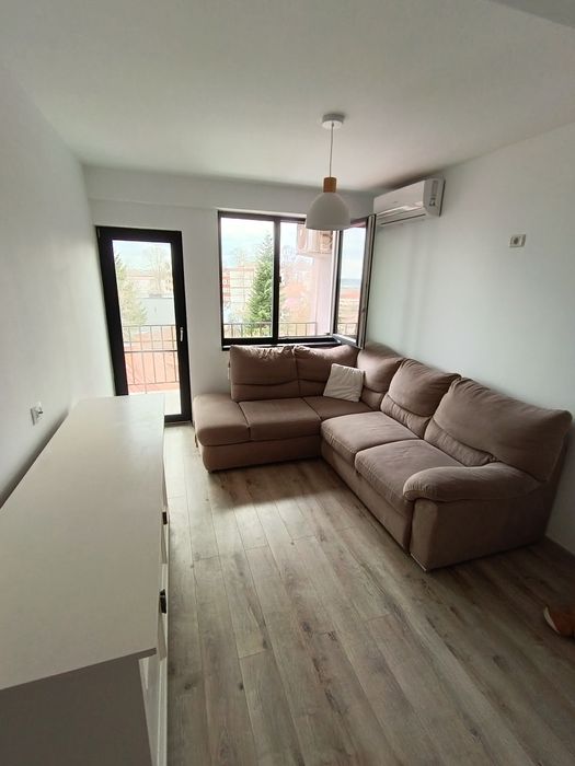 Închiriez apartament 3 camere + garaj la parterul blocului