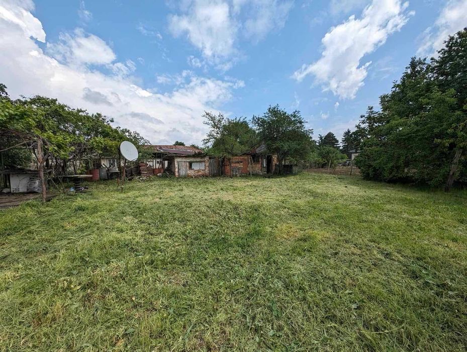 Самостоятелна къща с гараж и двор от собственици