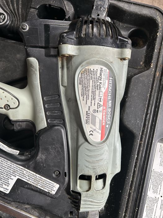 Vand 2 pistoale de cuie (50-90 mm)pt lemn, Hitachi, stare foarte buna