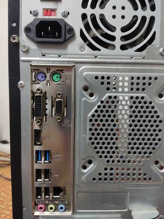 Компютър 7-мо поколение Intel с подаръци, монитор, клавиатура и мишка.