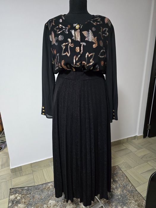 Fusta neagra plisata cu glitter, model cu talie elastica