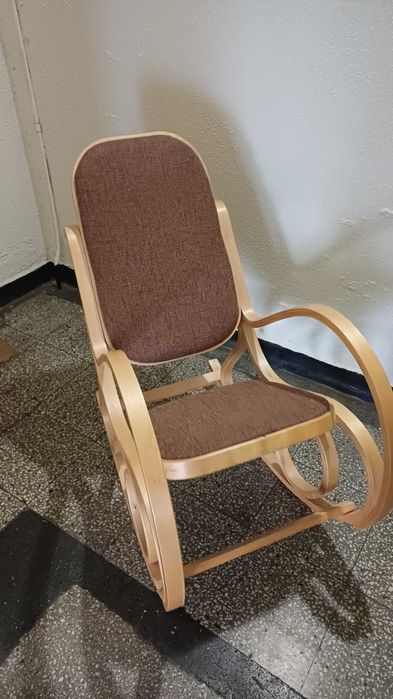 Люлеещ се дървен стол