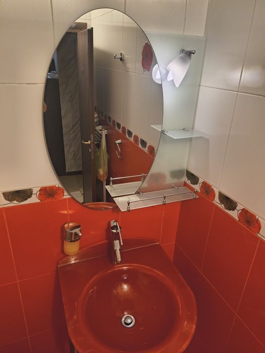 Запазени стъклен умивалник и огледало