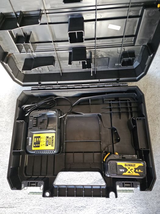 Baterie Dewalt 18V 4Ah  incarcator si cutie