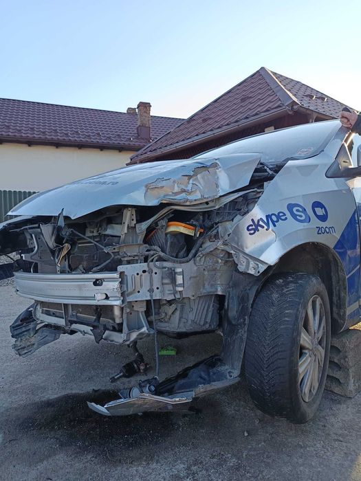 Masina avariata Toyota Yaris Hatchback 2016 pretabila pentru reparatie sau piese de schimb 70 mii km