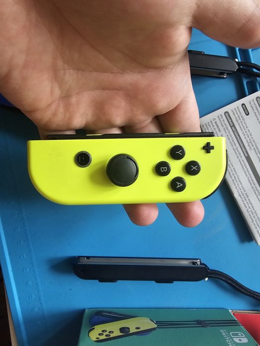 Nintendo Switch Joy-Con – син + жълт, с каишки и кутия