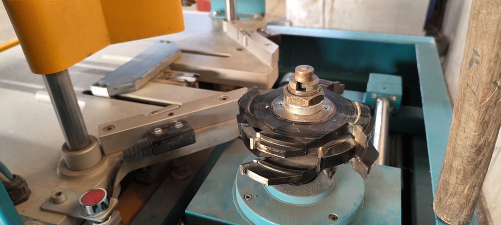 Ъглопочистваща машина за PVC Yilmaz