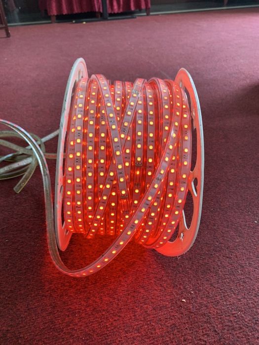 Vand lumina LED au mai multe culoare
