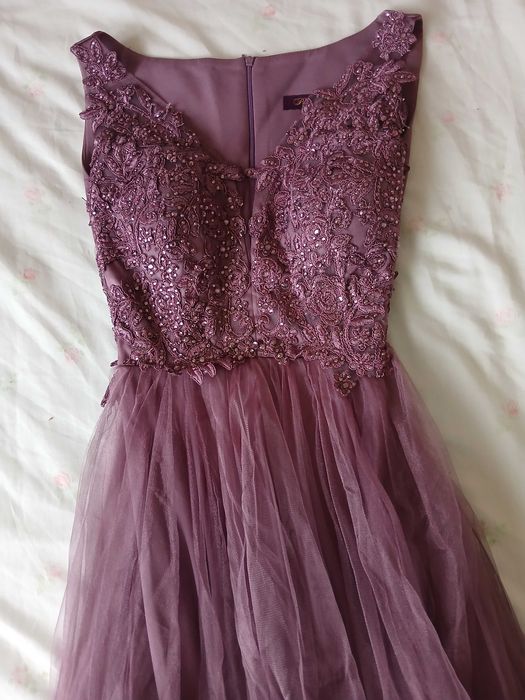 Дълга рокля с камъчета  отпред