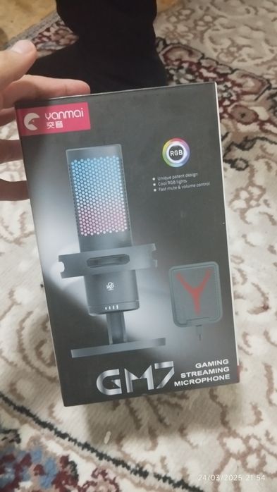 Qoʻshiq va ovoz yozish uchun mikrafon.