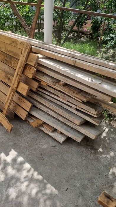 Qurilish uchun taxta va eshiklar yaxshi holatda