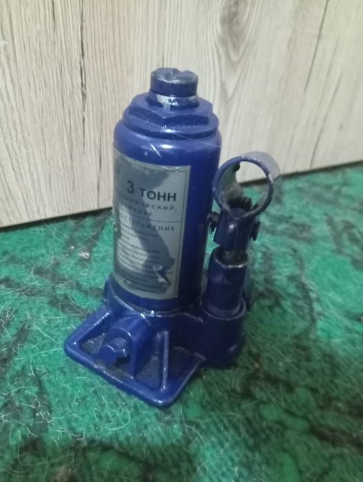 Продам домкрат для машины