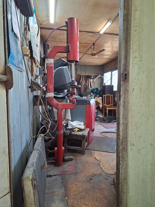 Продавам павилион работилница за авто гуми