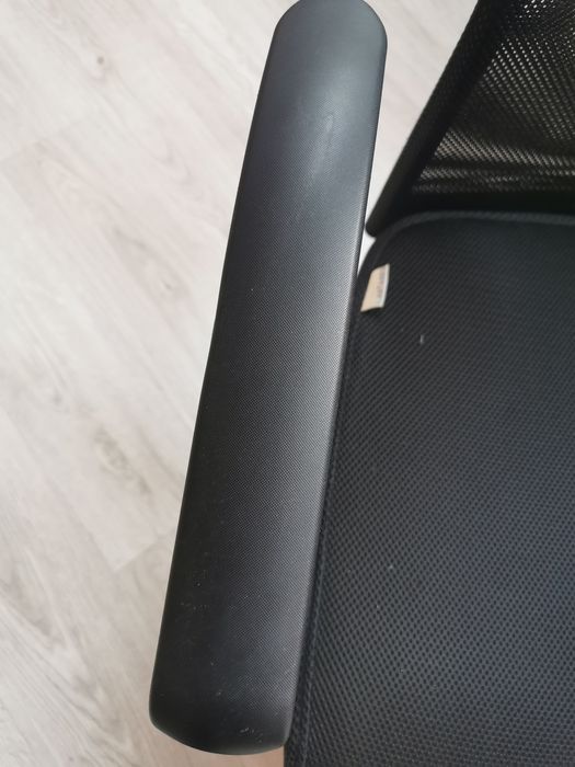 Бюро и офис стол с колелца и регулиране на височината