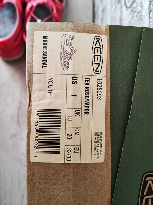 Keen MOXIE 32-33 затворени сандали