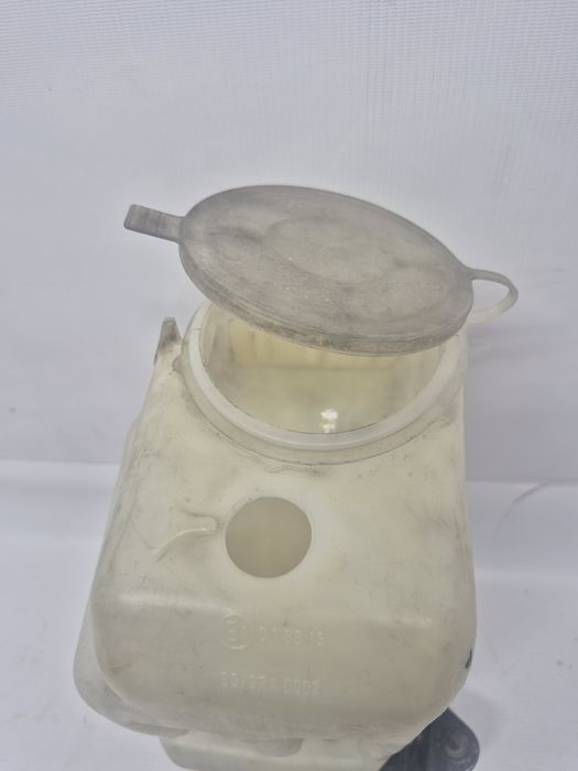 Бачок омывателя Mercedes W124