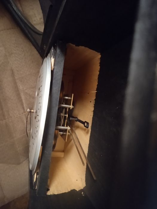 Механичен стенен часовник.