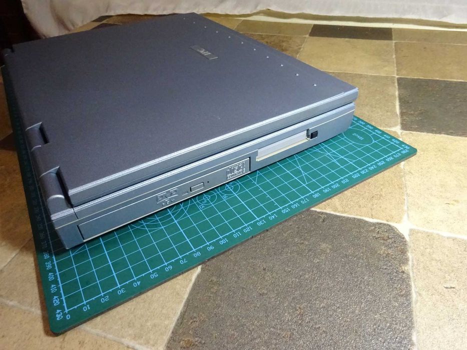Laptop vintage IPC /Pentium 3 /512mb -defect
