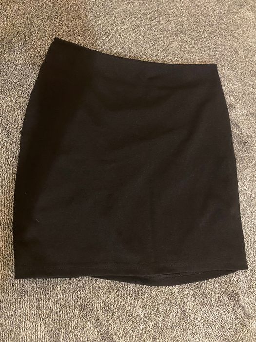 Черна пола с много малка цепка