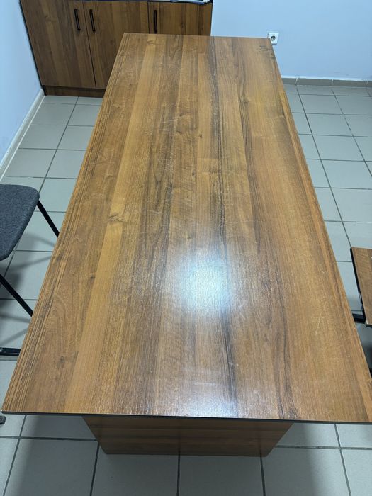 Продам парту , стол , стульями