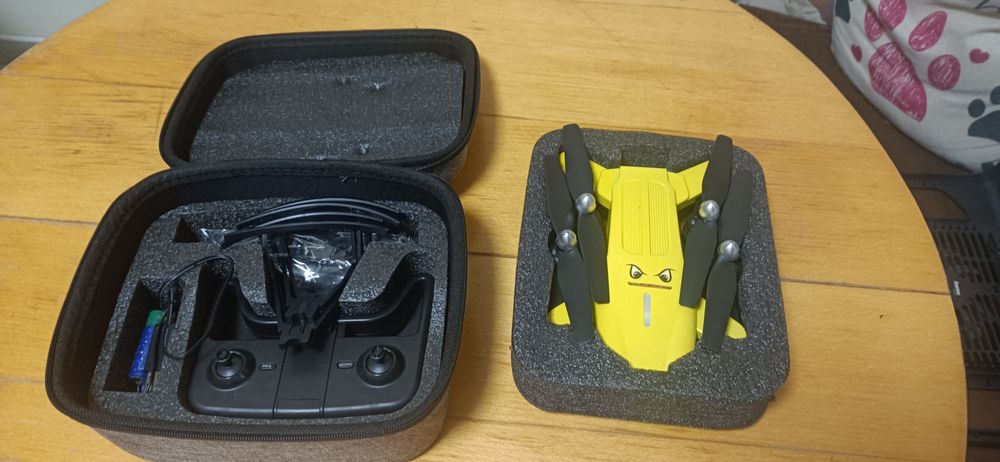 Любителски дрон захранва се с батерии