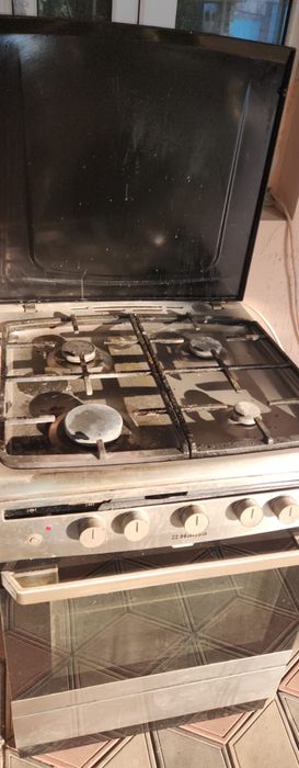 Продам газ плиту Hansa. Рабочая