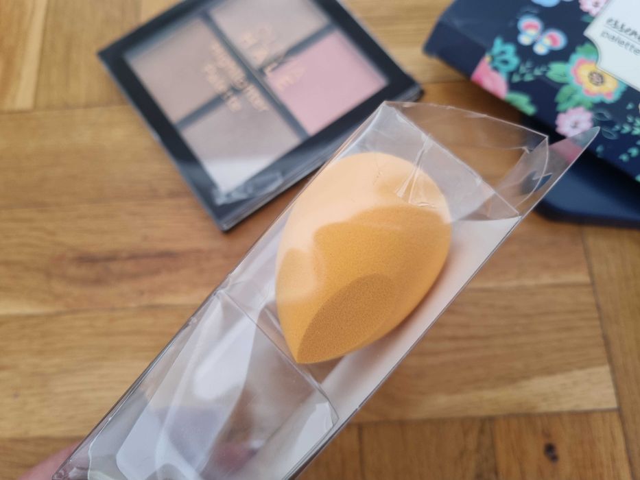 Комплект гримове козметика сенки хайлайтър и гъба