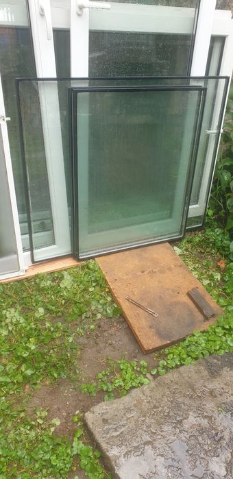 vănd 3 geamuri termopant sunt ca noidemensiunea1,10 pe1,30 un geam termopan 68 pe 49 două uşi termopan 2,25 pe 70 trei sticle termopan pe 1,90 pe 86 ,